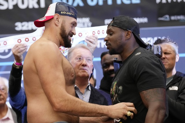 Tyson Fury (z lewej) i Dillian Whyte w trakcie ważenia przed dzisiejszą walką roku na Wembley