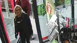 Kradzież w drogerii Straszynie. Policjanci szukają tej kobiety