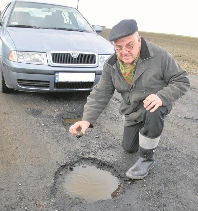 - Takie dziury to, niestety, nasz chleb powszedni - skarży się Roman Karwowski, mieszkaniec wsi Pokrzywno.