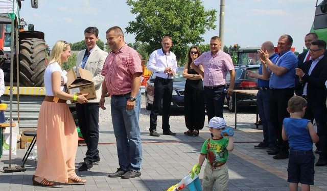 Raj dla dzieci i fanów maszyn rolniczych na pikniku w Kleczanowie Podczas loterii i konkursów posypał się deszcz nagród.