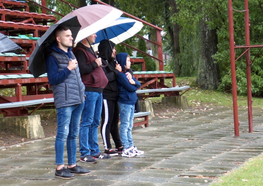 Karpaty Krosno (czarne stroje) zdobyli pięć bramek w...