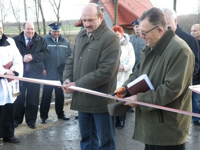 Wójt Wodzisławia Józef Syska (z prawej) przecina symboliczną wstęgę i otwiera drogę z Pękosławia do Krężoł.