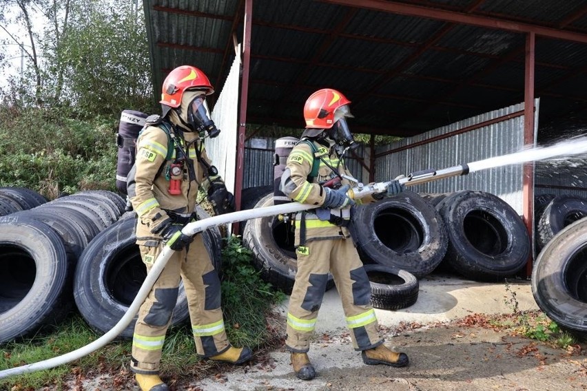 Strażacy gasili pożar składowiska opon w miejscowości Krasne Potockie. Kilkadziesiąt osób wzięło udział w ćwiczenia pod kryptonimem „PROFIL"