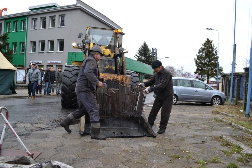 Strajk na Śląsku: miasteczko namiotowe przed kopalnią...