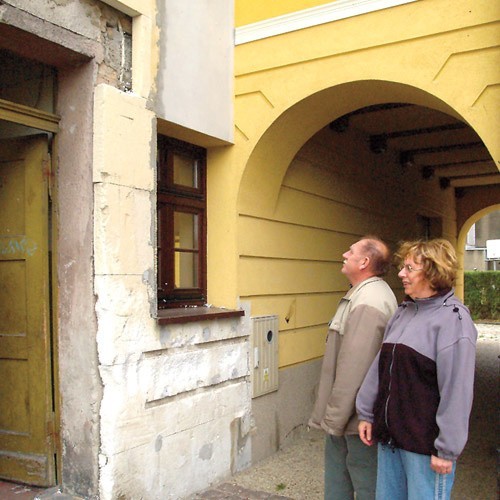 Mieszkańcy kamienicy sąsiadującej z Bramą Połczyńską pokazali nam, jak wygląda miejsce, w którym wyremontowany zabytek łączy się z ich budynkiem. Robotnicy zostawili tu niewykończoną elewację.