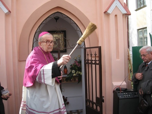 Poświęcenia kapliczki dokonał biskup Edward Materski. Towarzyszył mu ksiądz Stanisław Suwała, proboszcz parafii na Glinicach.