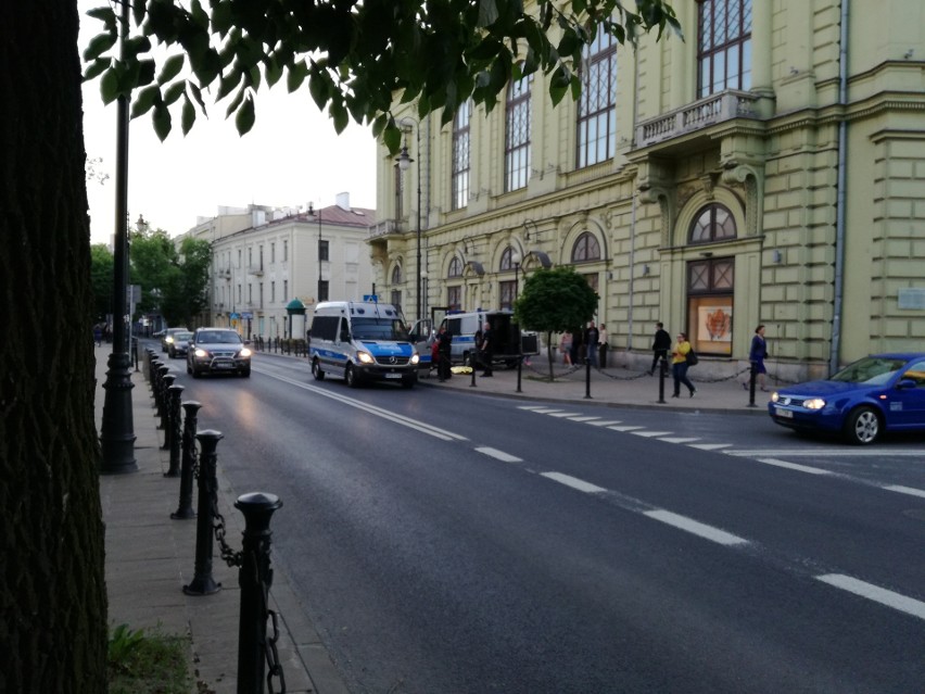 Lublin. Martwa kobieta pod Teatrem Osterwy. Obok pijany mężczyzna 