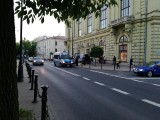 Lublin. Martwa kobieta pod Teatrem Osterwy. Obok pijany mężczyzna 