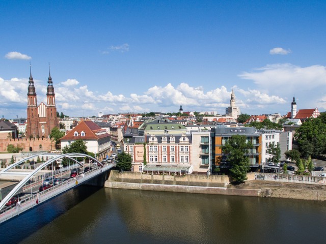 Warto pamiętać, że herb Opola ma średniowieczny rodowód, a swoje barwy dał mu herb książąt opolsko - raciborskich (złoty orzeł na błękitnym polu).