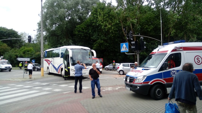 Autobus zderzył się z osobówką [ZDJĘCIA]