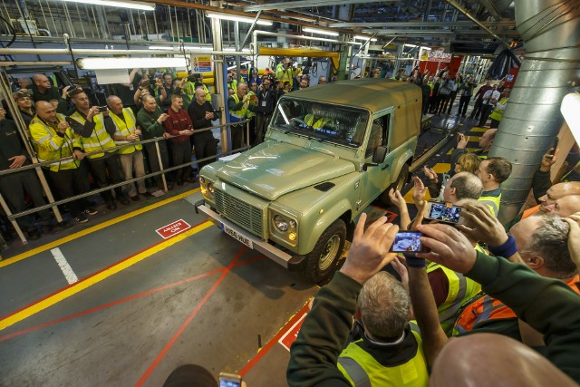 Land Rover Defender Ostatni egzemplarz kultowej terenówki zjechał z linii montażowej fabryki w Solihull 29 stycznia 2016 roku.  W uroczystym pożegnaniu Defendera wzięło udział 700 aktualnych i byłych pracowników Land Rovera.Fot. Land Rover