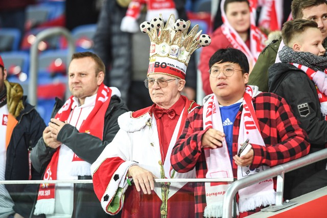 Tradycyjnie na meczu reprezentacji Polski pojawiło się mnóstwo osób z pierwszych stron gazet. Zobaczcie kto kibicował Biało-Czerwonym.