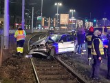 Wypadek przy tunelu na pl. Dominikańskim. BMW wpadło na torowisko 