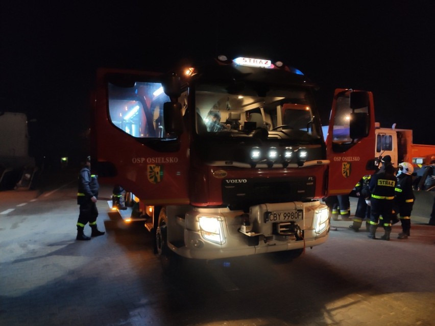 Obecnie strażakom z OSP Bydgoszcz pomagają druhowie OSP...