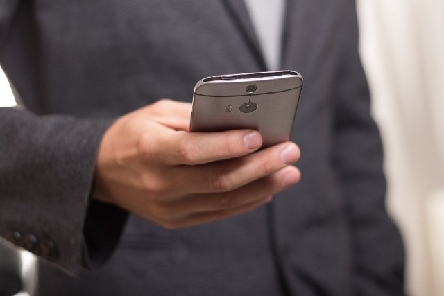 W poniedziałek (24 października) przed południem do jednego z mieszkańców Tarnowa zadzwonił telefon. Na ekranie wyświetlił się numer, będący numerem kierunkowym na Komendę Główną Policji w Warszawie