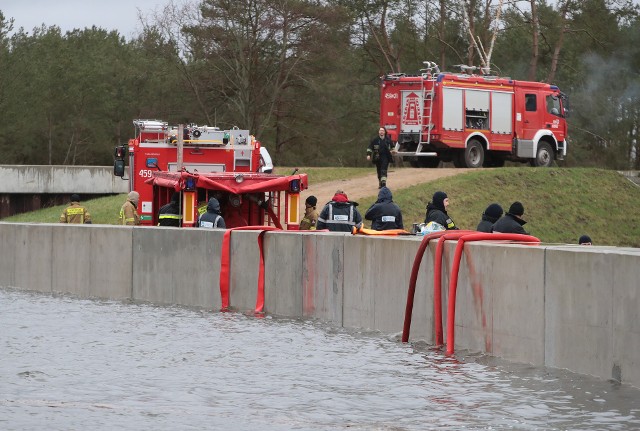 Mieszkańcy nadodrzańskiej wsi Piasek pod Cedynią mają wodę na podwórkach i zalane piwnice. Wyczekana przez wielu z nich zapora przeciwpowodziowa wprawdzie chroni przed rzeką, ale jednocześnie zatrzymuje wody gruntowe i deszcz