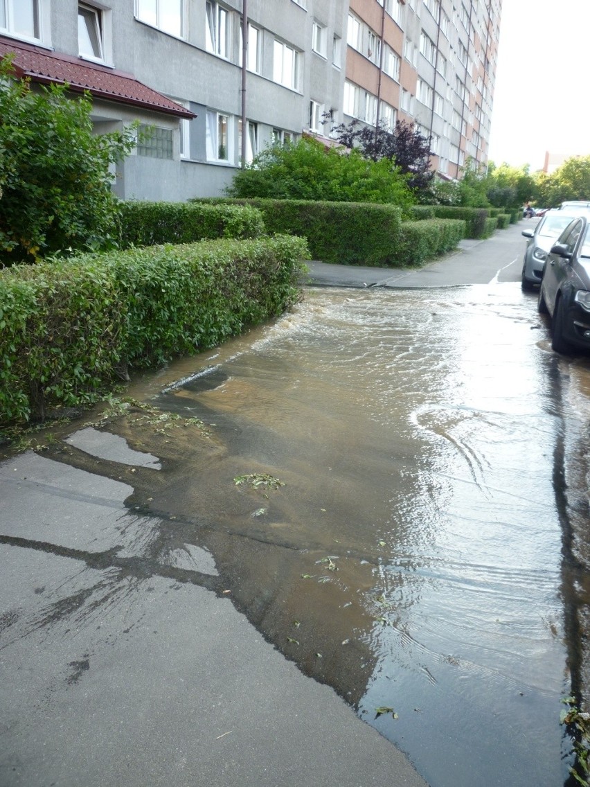 Wrocław: Awaria wodociągowa na Popowicach. Ulica Bobrza pod wodą (ZDJĘCIA)