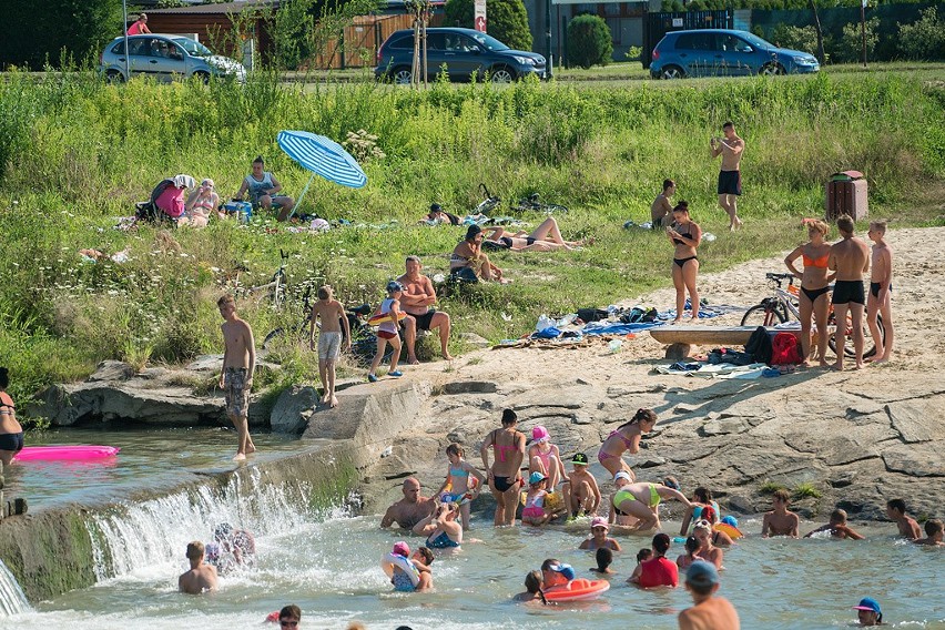 Upały w Nowym Sączu. Tłumy na plaży nad Kamienicą [ZDJĘCIA]