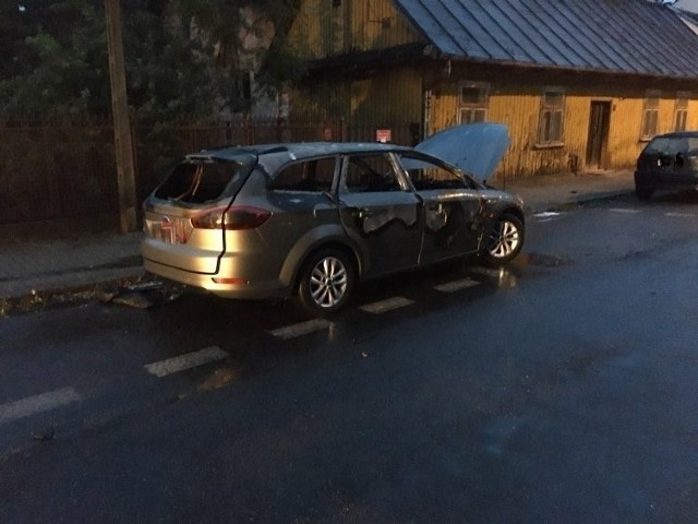 W pożarze spłonął ford, który stał zaparkowany na ulicy Głowackiego