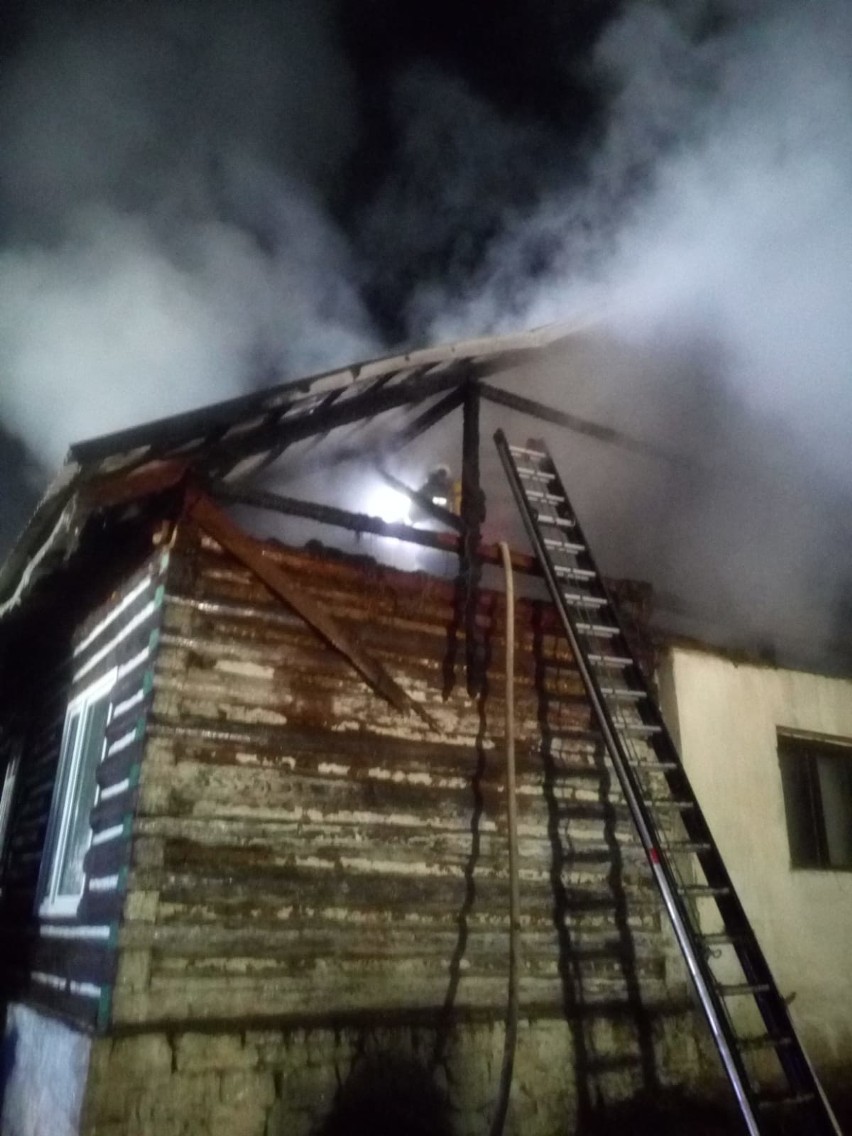 Pożar w Krzczonowie pod Myślenicami. Strażacy gasili drewniany dom [ZDJĘCIA]