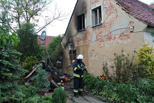Ogień pojawił się po godz. 15.00 w bliźniaczym domu, w którym mieszkały dwie rodziny. Płomienie zauważyli sąsiedzi.