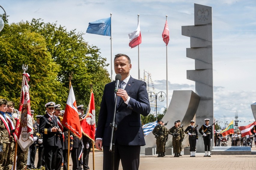 Pomnik Polski Morskiej. Prezydent Andrzej Duda odsłonił pomnik, dzień później miasto go odgrodziło [zdjęcia, wideo]