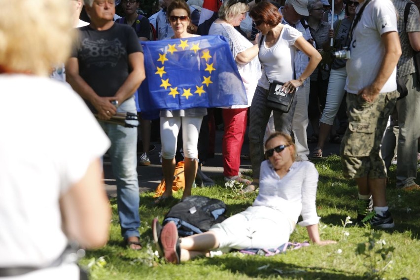 Protest w obronie sądów przed budynkiem Senatu w Warszawie