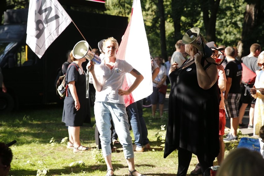 Protest w obronie sądów przed budynkiem Senatu w Warszawie