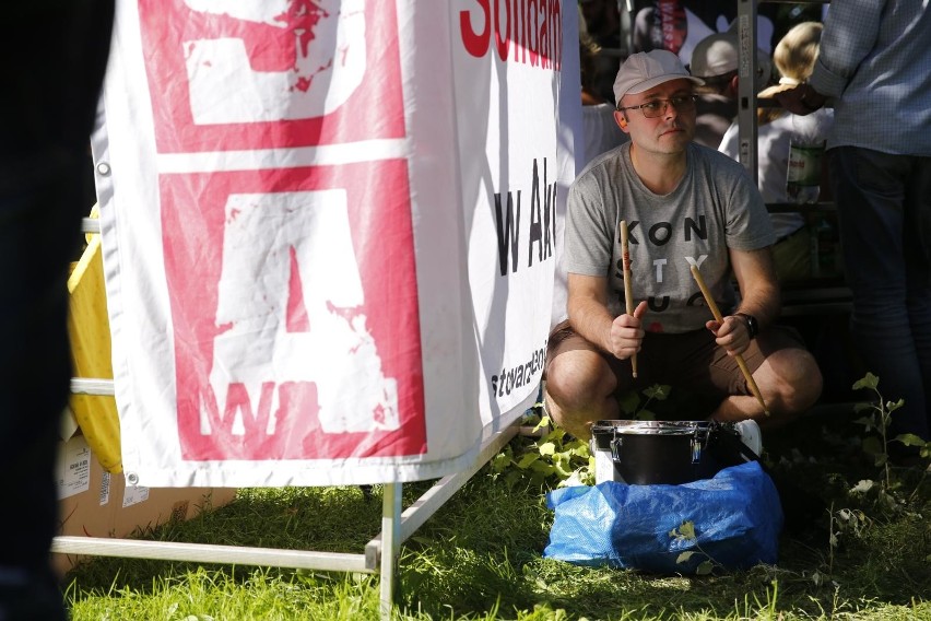 Protest w obronie sądów przed budynkiem Senatu w Warszawie