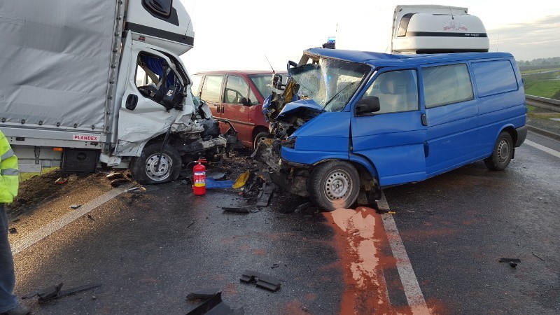 Wypadek pod Wrocławiem: Zderzyły się cztery samochody. Trzy osoby ranne (ZDJĘCIA)