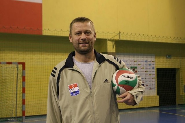 Roland Dembończyk ma 40 lat. Pochodzi z Kędzierzyna-Koźla. Jako zawodnik pięć razy zdobył z Mostostalem Azotami mistrzostwo Polski i dwa razy uczestniczył w Final Four Ligi Mistrzów.