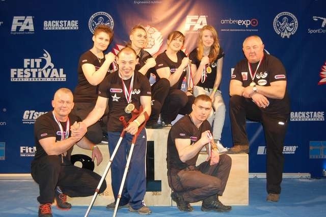 Szczęśliwa ekipa grudziądzkich armwrestlerów z medalami piętnastych mistrzostw Polski w siłowaniu na rękę. Na szyjach zawodników zawisło aż 20 krążków