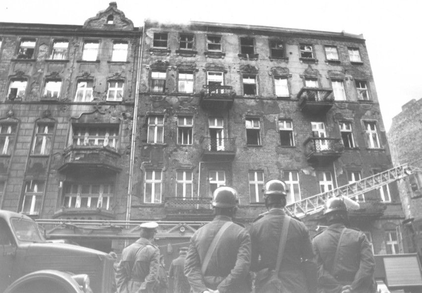 Rok 1978. Strażacy gaszą kamienicę przy ul. Klary Zetkin...