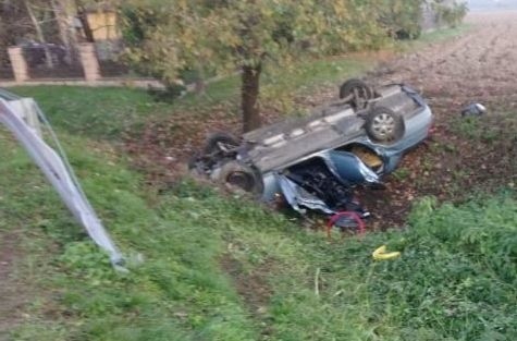Tragiczny wypadek w Ratajach Słupskich. Samochód dachował, młody kierowca zginął na miejscu