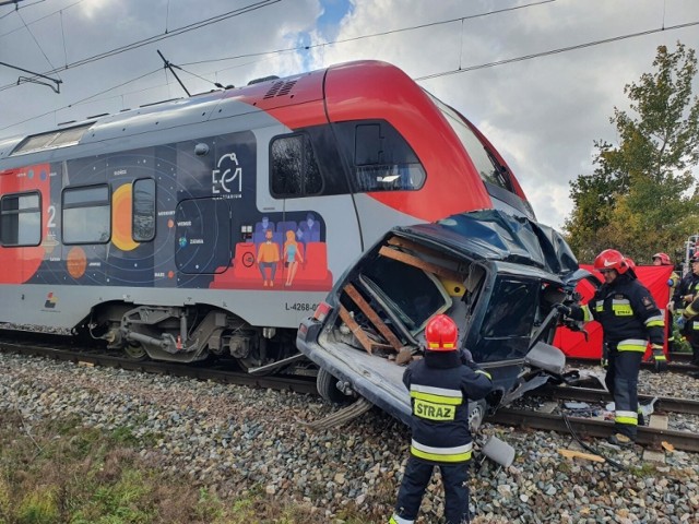 Do tragicznego wypadku doszło w poniedziałek, 18 października, około godziny 11  na przejeździe kolejowym w Cekanowie koło Tomaszowa Mazowieckiego.