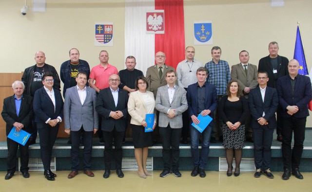 Przedstawiciele powiatu wraz z partnerami, którzy zadeklarowali wolę współpracy przy rewitalizacji wąskotorówki