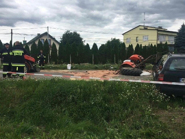 Do zderzenia ciągnika z fordem doszło na trasie w Michałowie Dolnym. Rolniczy pojazd „rozpołowił się” na dwie części.