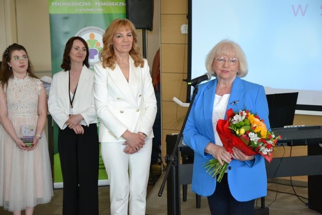 Dyrektor poradni Marzena Łata w białej garsonce przyjmuje gratulacje od senator Janiny Sagatowskiej