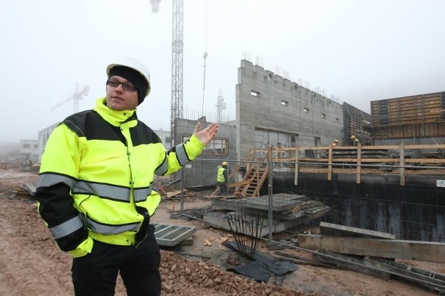 Europejskie Centrum Edukacji Geologicznej koło Chęcin budują pełną parą (zdjęcia)Budynki Europejskiego Centrum Edukacji Geologicznej pod Rzepką prezentuje Grzegorz Snochowski.