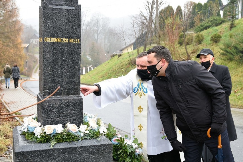 Odnowiona kapliczka przy drodze powiatowej w Paczółtowicach...