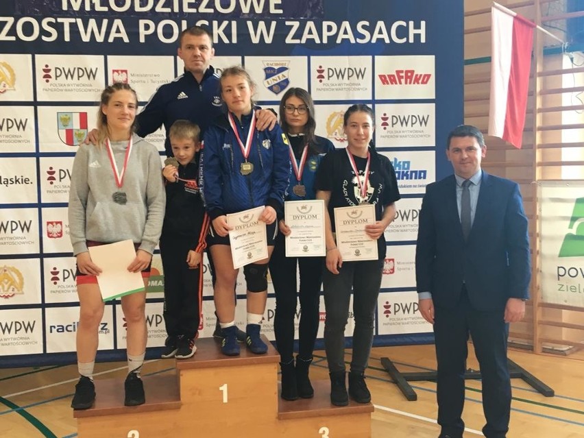 Alicja Czyżowicz na najwyższym stopniu podium.