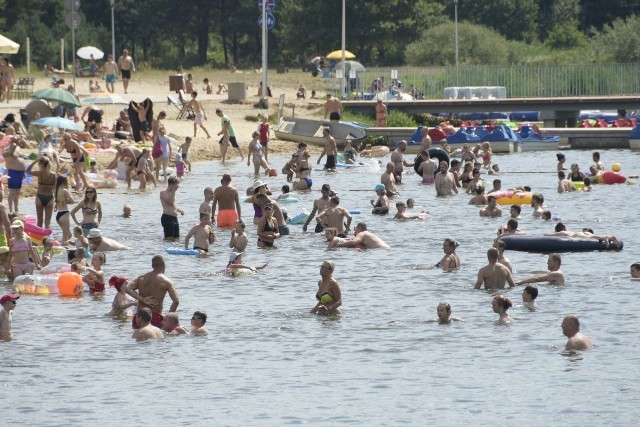 Trudny do wyobrażenia tłum ludzi wybrał się w niedzielę 9 sierpnia na kąpielisko gminy Morawica w Łabędziowie. Rekordowo wysoka temperatura sprawiła, że tysiące ludzi szukało tu ochłody. Plaża i woda była tak oblegana, że trudno było znaleźć miejsce już w godzinach przedpołudniowych. Z każda godziną w ciągu niedzieli ludzi przybywało.Zobaczcie co działo się na kąpielisku w Łabędziowie koło Morawicy w niedzielę 9 sierpnia