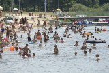 Kąpielisko gminy Morawica w niedzielę przeżywało oblężenie. Zobacz tłum ludzi na plaży i wodzie [WIDEO, ZDJĘCIA] 