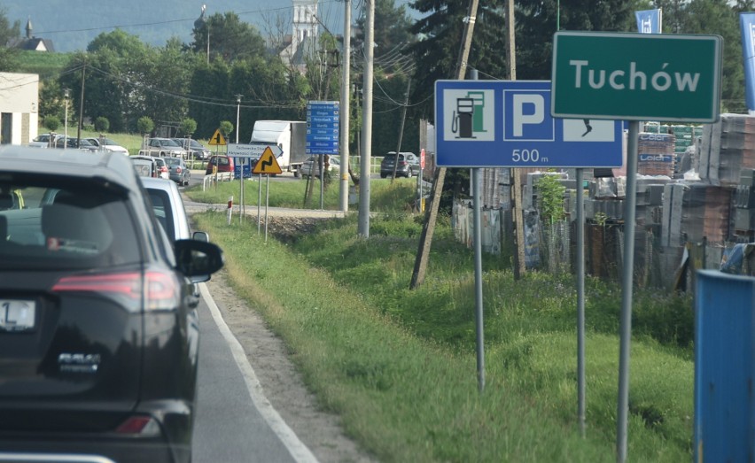 Długi sznur samochodów ciągnie się codziennie przy wjeździe...