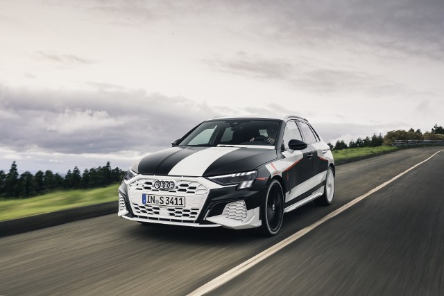 Audi A3 Sportback czwartej generacji jeszcze w masującym kamuflażu. Premiera auta odbędzie się na salonie samochodowym Genewa 2020. Fot. Audi