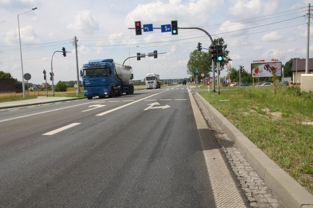 Na asfalcie przed skrzyżowaniem jest sporo śladów ostrego  hamowania. Kierowcy boją się, że w końcu dojdzie tu do wypadku.