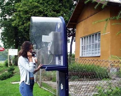 W Liskowatem na 50 domów zaledwie w 7 są telefony. Dobrze, że chociaż jest budka telefoniczna.