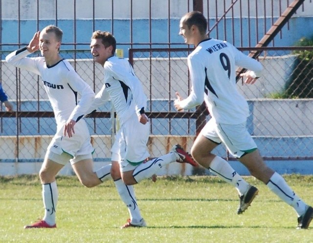 Tak piłkarze Wiernej Małogoszcz cieszyli się ze zdobycia zwycięskiej bramki, której strzelcem był Jan Kowalski (pierwszy z lewej).