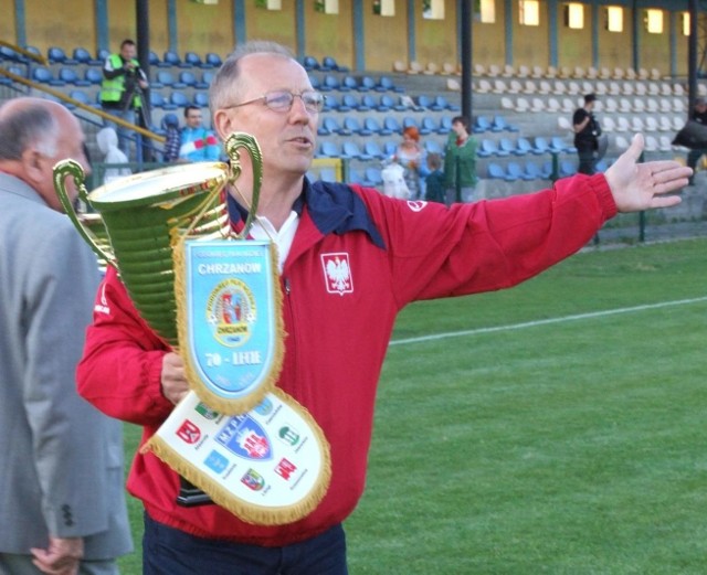  - Przepraszam, ale Puchar Polski w zachodniej Małopolsce przyznajemy jednak Trzebini, choć na boisku wygrała Soła - tak można odczytać gest Józefa Cichonia, szefa chrzanowskiego PPN.