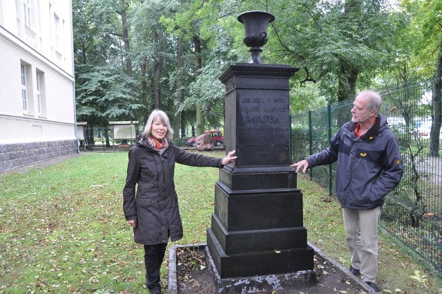 Gesine Reinstrom z mężem Jürgenem oglądają pomnik Jana Samuela Kaulfussa i chcą poprosić dawnych absolwentów gimnazjum o wsparcie jego renowacji. 